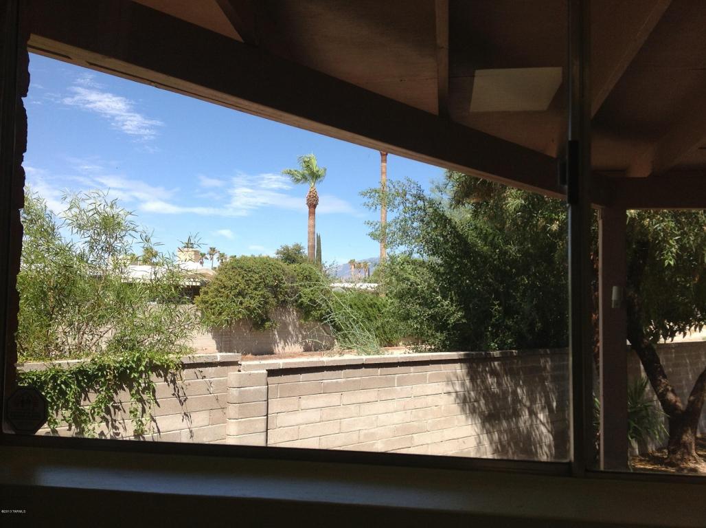 8915 E Maple Leaf Dr, Tucson, AZ 85710 photo 5