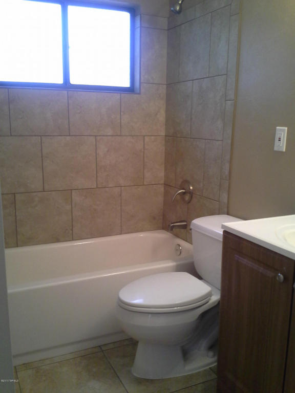 8137 E Baker Dr, Tucson, AZ 85710 photo 7