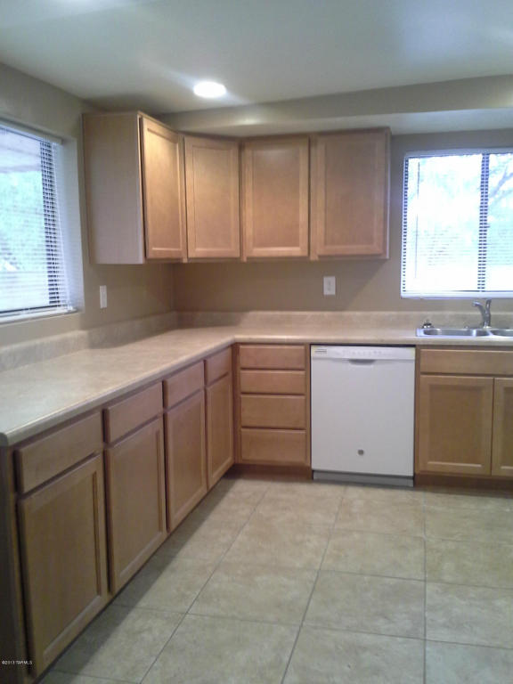 8137 E Baker Dr, Tucson, AZ 85710 photo 3