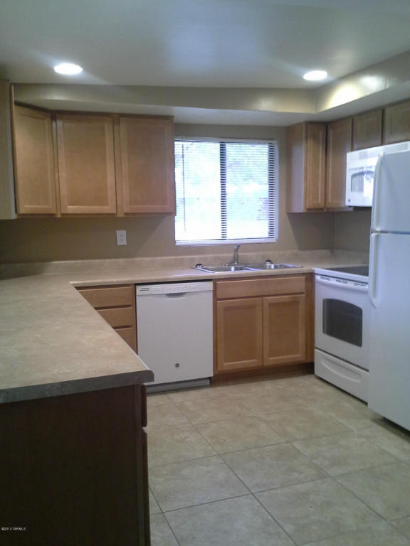 8137 E Baker Dr, Tucson, AZ 85710 photo 1