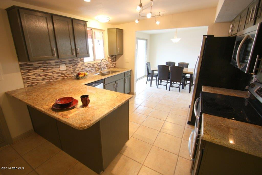 7932 Eli Pl, Tucson, AZ 85710 photo 3