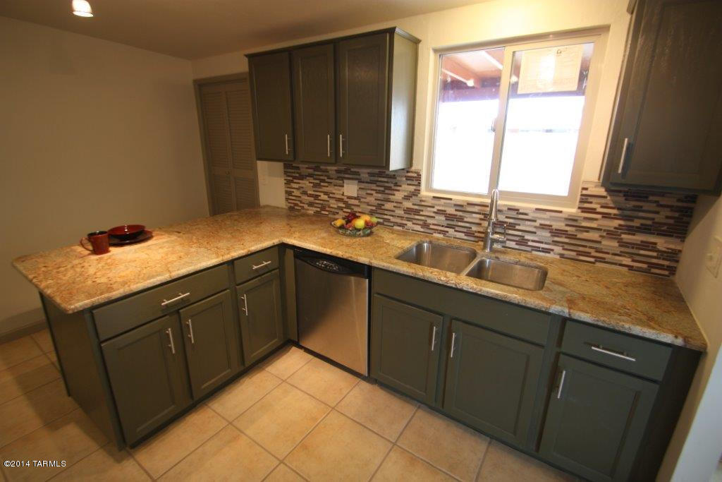 7932 Eli Pl, Tucson, AZ 85710 photo 2