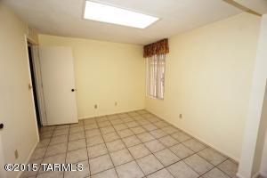 7770 E Kenyon Dr, Tucson, AZ 85710 photo 5