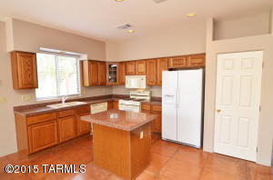 1574 E Painted Colt Loop, Tucson, AZ 85719 photo 3