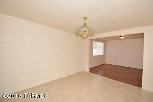 8524 E Kenyon Dr, Tucson, AZ 85710 photo 5