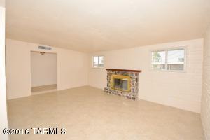 8524 E Kenyon Dr, Tucson, AZ 85710 photo 4