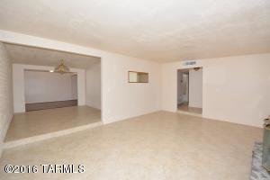 8524 E Kenyon Dr, Tucson, AZ 85710 photo 3