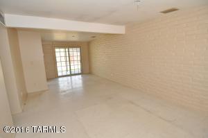 7652 E Persimmon Dr, Tucson, AZ 85730 photo 2