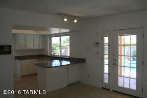 8945 E Maple Leaf Dr, Tucson, AZ 85710 photo 10