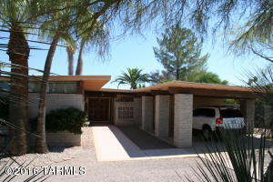 8945 E Maple Leaf Dr, Tucson, AZ 85710 photo 2