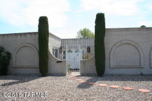 8925 E Maple Leaf Dr, Tucson, AZ 85710 photo 2