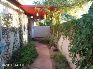 8532 E Kenyon Dr, Tucson, AZ 85710 photo 3