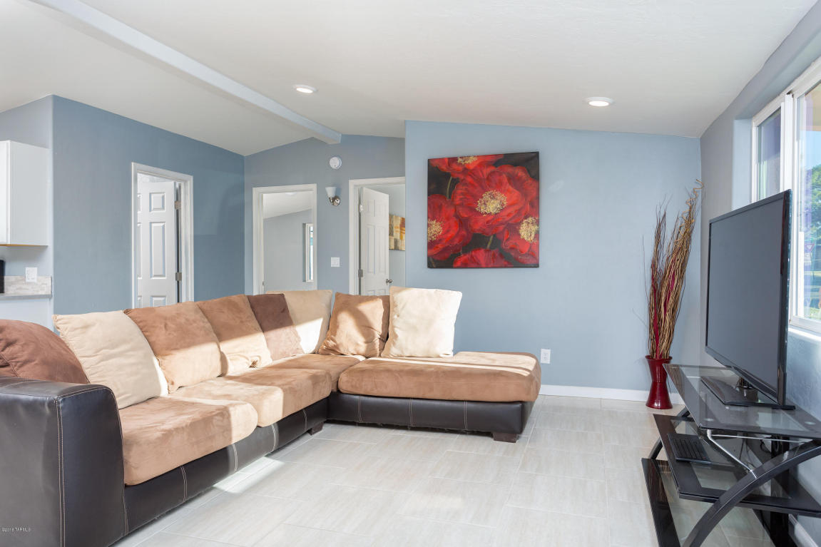 2331 E Warwick Vis, Tucson, AZ 85713 photo 1