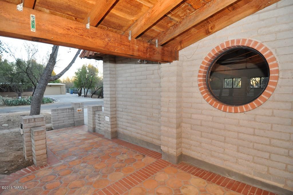 9181 E Walnut Tree Dr, Tucson, AZ 85749 photo 2