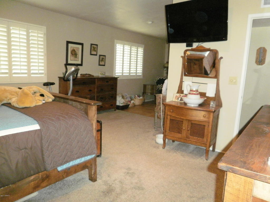 9220 E Simon Pl, Tucson, AZ 85710 photo 12