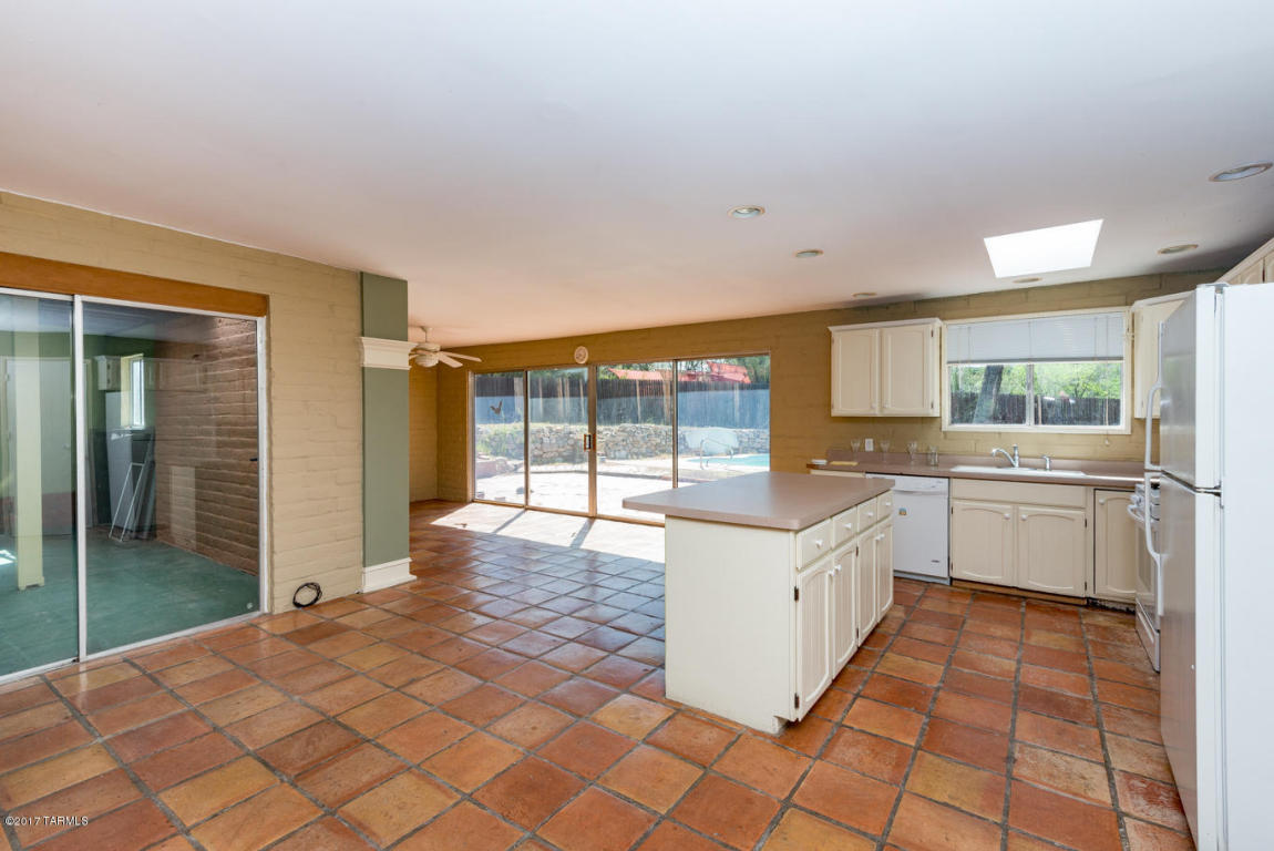 8840 E Hawk Pl, Tucson, AZ 85749 photo 5