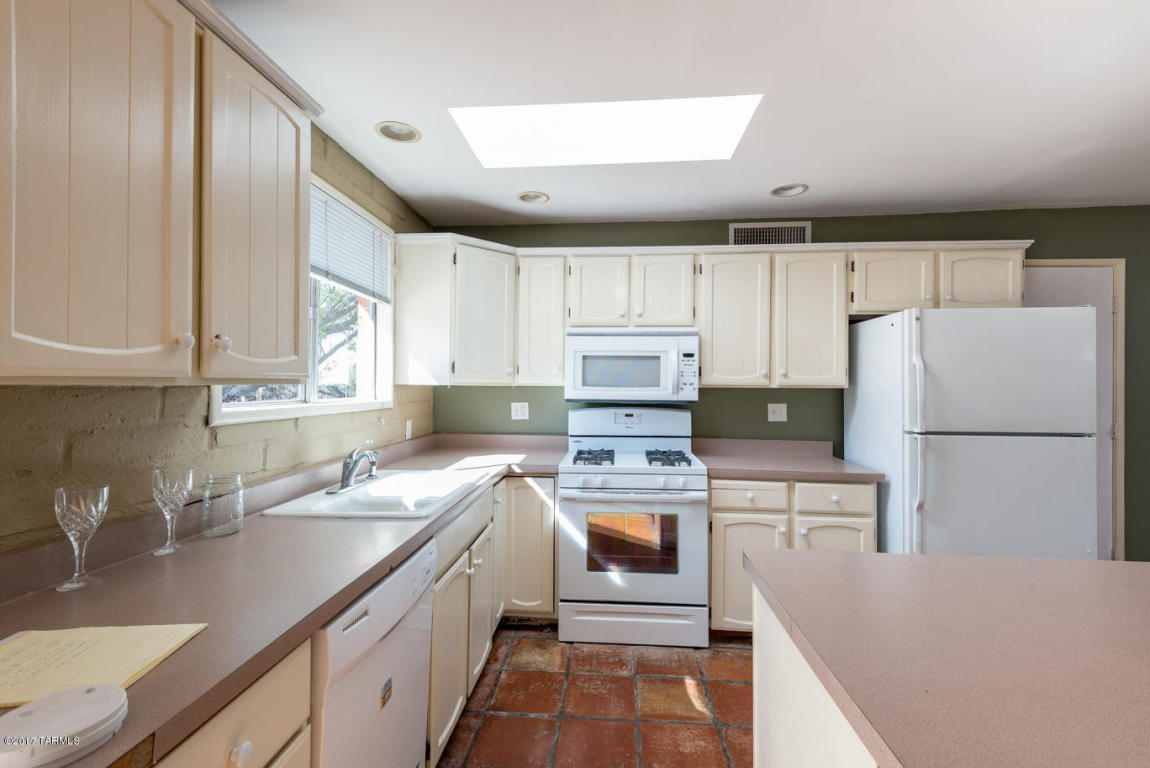 8840 E Hawk Pl, Tucson, AZ 85749 photo 3