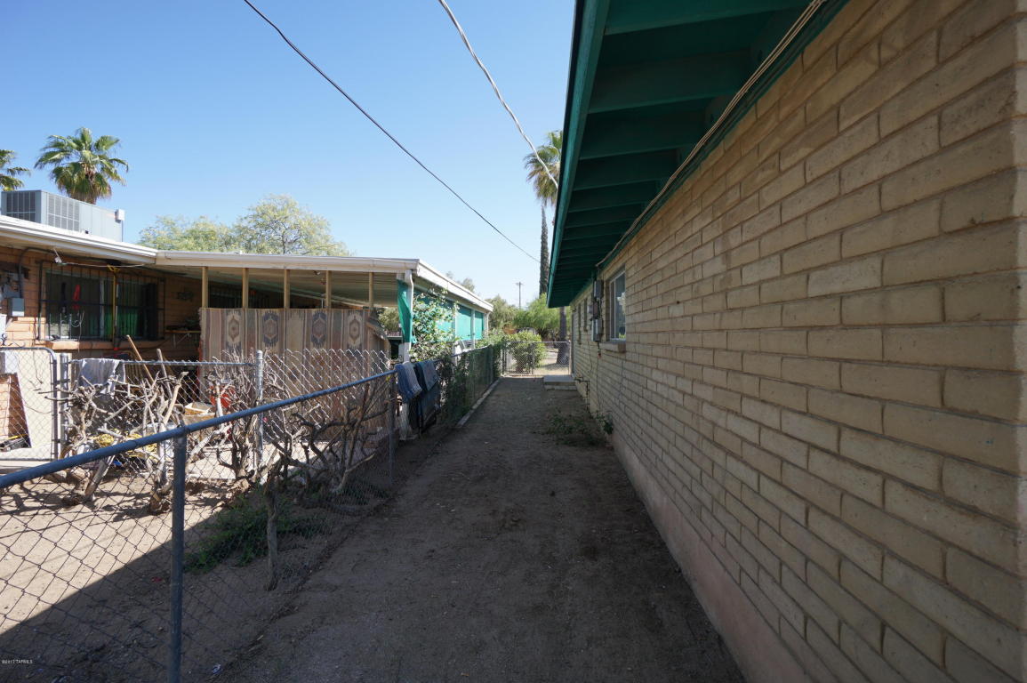 2201 E Beverly Dr, Tucson, AZ 85719 photo 2