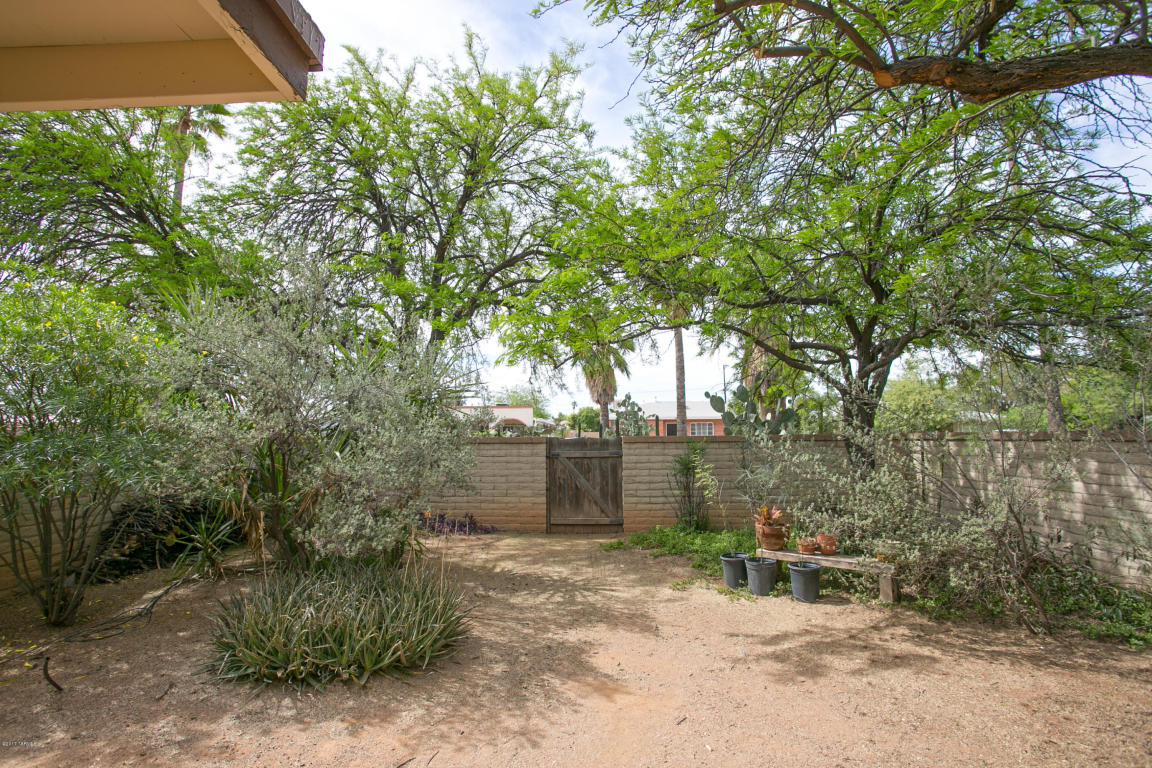 2237 E Beverly Dr, Tucson, AZ 85719 photo 2