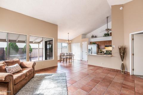 7510 E Harbor Dr, Tucson, AZ 85715 photo 1