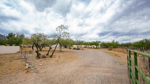 8245 E Bloomfield Rd, Hereford, AZ 85615 photo 2