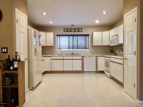560 E Savannah St, Vail, AZ 85641 photo 2