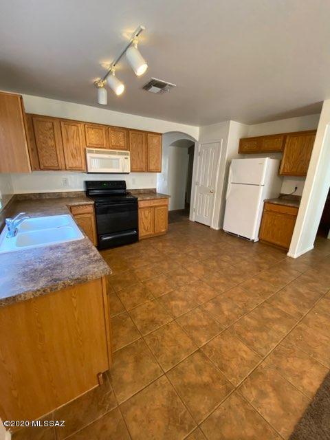 9946 E Apache Rain Dr, Tucson, AZ 85748 photo 4