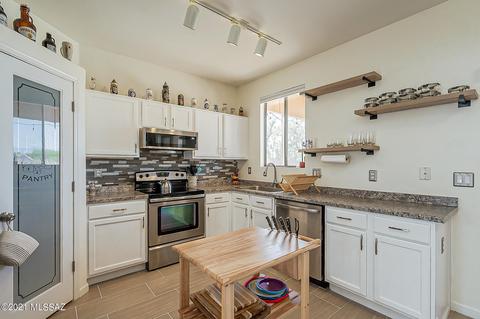 8701 E Chimney Spring Dr, Tucson, AZ 85747 photo 3