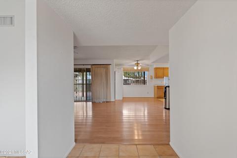 8946 E Maple Leaf Dr, Tucson, AZ 85710 photo 4