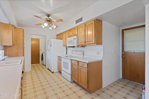 8946 E Maple Leaf Dr, Tucson, AZ 85710 photo 5