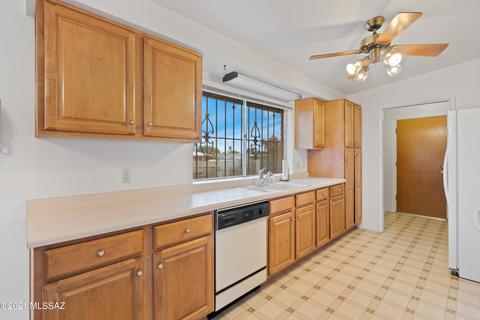 8946 E Maple Leaf Dr, Tucson, AZ 85710 photo 6