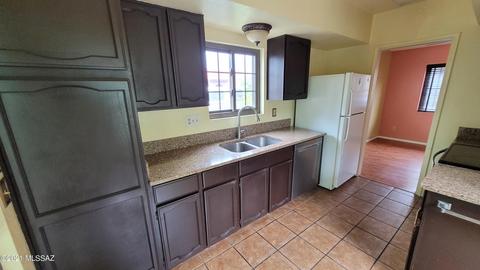 8424 E Brookside Ln, Tucson, AZ 85710 photo 2