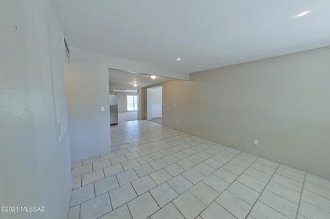 7701 E Persimmon Dr, Tucson, AZ 85730 photo 2