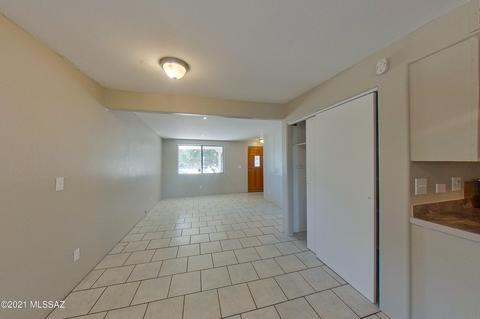 7701 E Persimmon Dr, Tucson, AZ 85730 photo 3