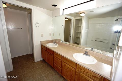 9481 E Lilly Bay Loop, Tucson, AZ 85710 photo 5