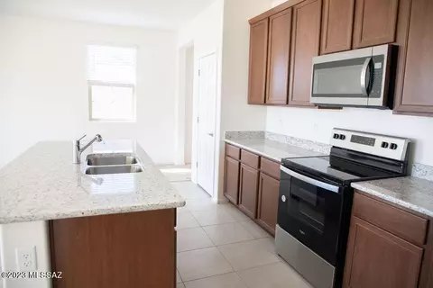 8640 N Calle La Canoa, Tucson, AZ 85742
