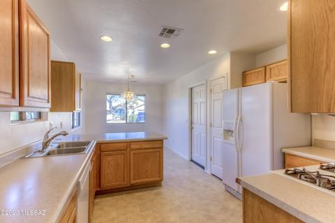 8388 E Sarnoff Ridge Loop, Tucson, AZ 85710 photo 10