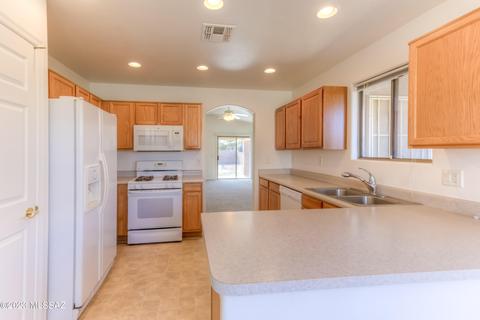 8388 E Sarnoff Ridge Loop, Tucson, AZ 85710 photo 12