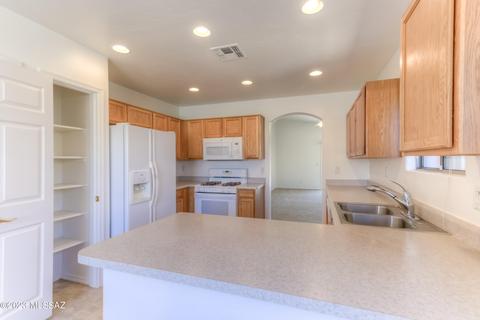 8388 E Sarnoff Ridge Loop, Tucson, AZ 85710 photo 13
