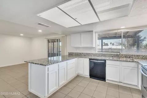 8700 E Kenyon Dr, Tucson, AZ 85710 photo 10