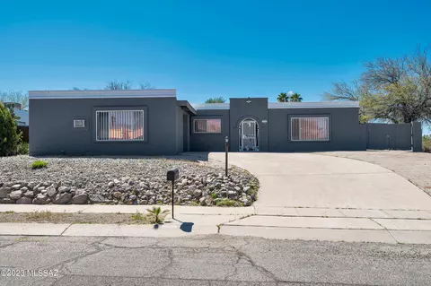 8700 E Kenyon Dr, Tucson, AZ 85710