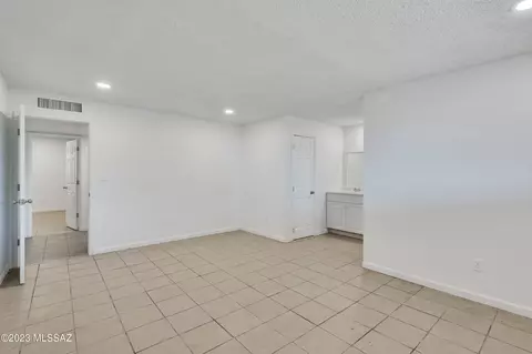 8700 E Kenyon Dr, Tucson, AZ 85710 photo 18