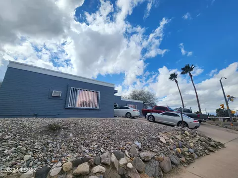 8700 E Kenyon Dr, Tucson, AZ 85710 photo 2