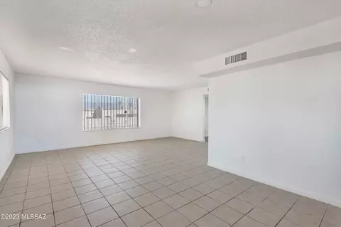 8700 E Kenyon Dr, Tucson, AZ 85710 photo 9