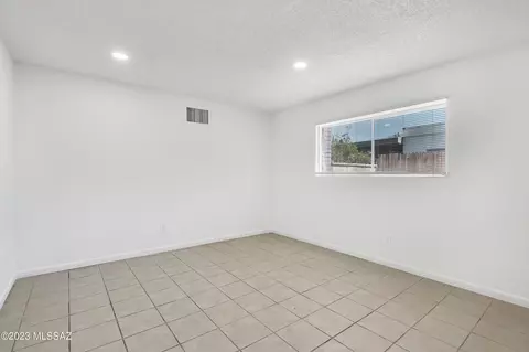 8700 E Kenyon Dr, Tucson, AZ 85710 photo 23