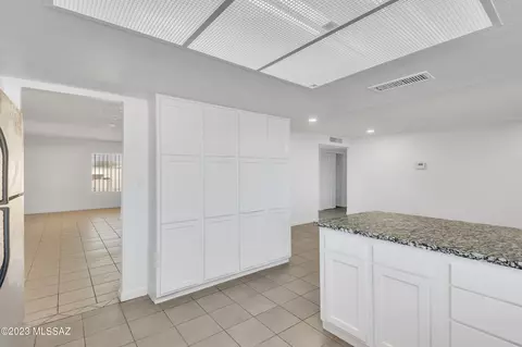 8700 E Kenyon Dr, Tucson, AZ 85710 photo 13
