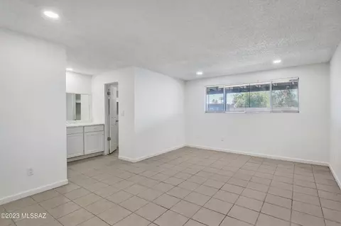 8700 E Kenyon Dr, Tucson, AZ 85710 photo 17