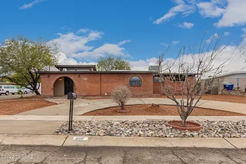 939 S Sherwood Village Dr, Tucson, AZ 85710
