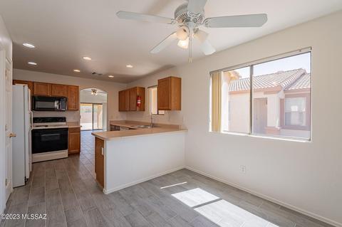 8513 E Sarnoff Ridge Loop, Tucson, AZ 85710 photo 2