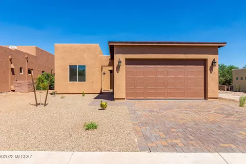 202 Market Cir, Tubac, AZ 85646